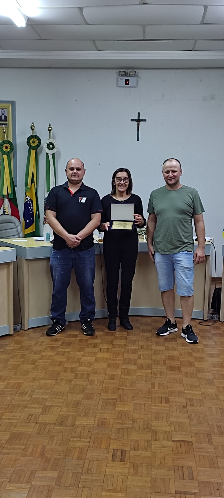 Entrega de uma placa de agradecimento a Câmara de Vereadores, pelos representantes do Moto Clube Fim da Picada