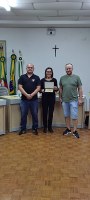 Entrega de uma placa de agradecimento a Câmara de Vereadores, pelos representantes do Moto Clube Fim da Picada