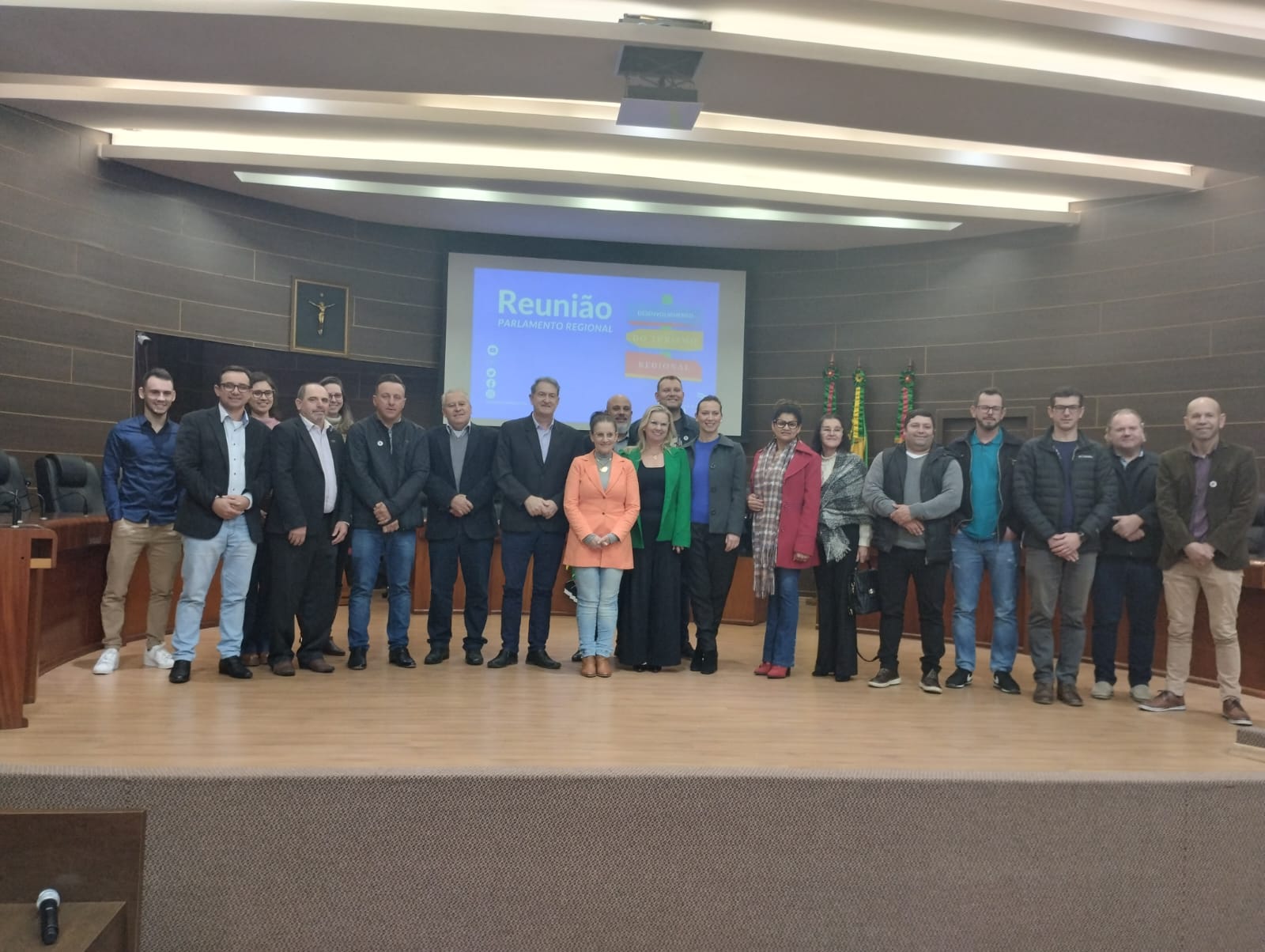 LEGISLATIVO DE FAGUNDES VARELA PARTICIPA DE REUNIÃO DO PARLAMENTO REGIONAL NA CIDADE DE FARROUPILHA - RS